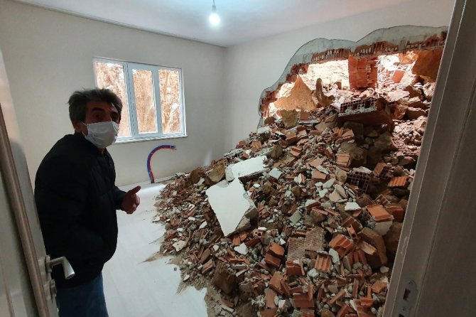 Gümüşhane’de Dağdan Kopan Kaya Parçaları Evin İçine Doldu