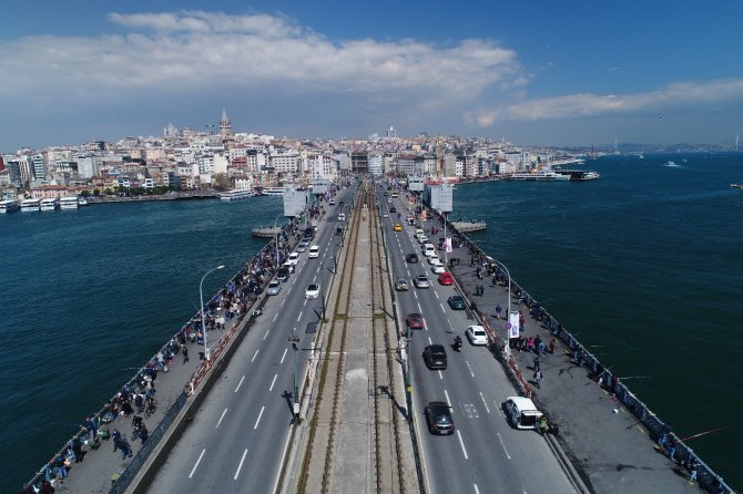 Eminönü’ndeki Kalabalık Eski Günlerine Döndü