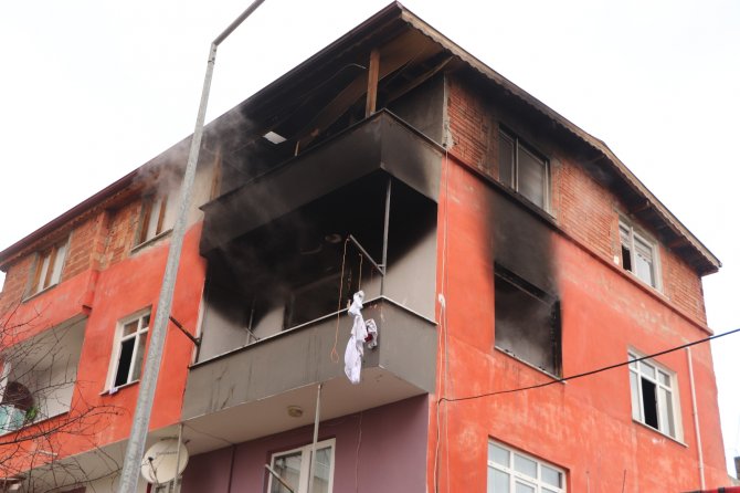 Benzinle Sobayı Yakmak İstedi, Evi Küle Döndü: 2 Yaralı