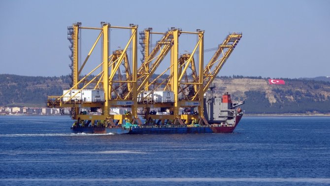 Liman Vinci Taşıyan Gemi Çanakkale Boğazı’ndan Geçti
