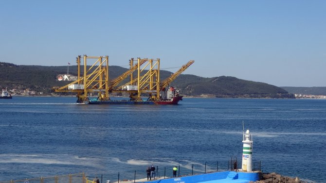 Liman Vinci Taşıyan Gemi Çanakkale Boğazı’ndan Geçti