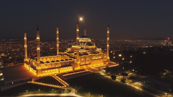 İstanbul’da ‘Süper Solucan Ay’ Manzarası