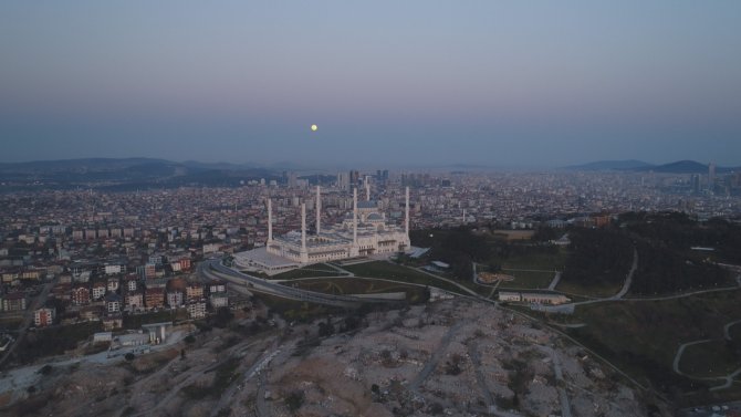 İstanbul’da ‘Süper Solucan Ay’ Manzarası
