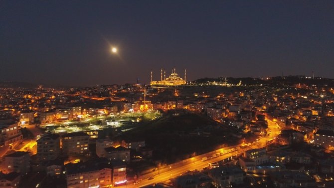 İstanbul’da ‘Süper Solucan Ay’ Manzarası