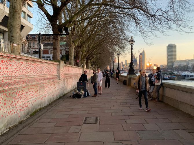 Londra’da Covid-19 Kurbanlarının Anısına Yaklaşık 150 Bin Kalp Çizilecek