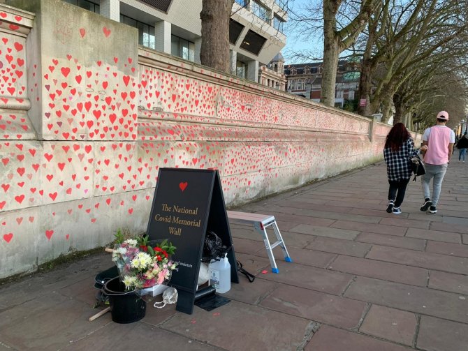 Londra’da Covid-19 Kurbanlarının Anısına Yaklaşık 150 Bin Kalp Çizilecek