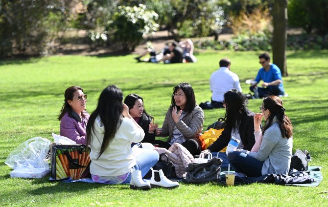 Londra’da Halk Park Ve Bahçelere Akın Etti