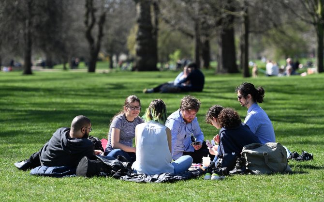 Londra’da Halk Park Ve Bahçelere Akın Etti