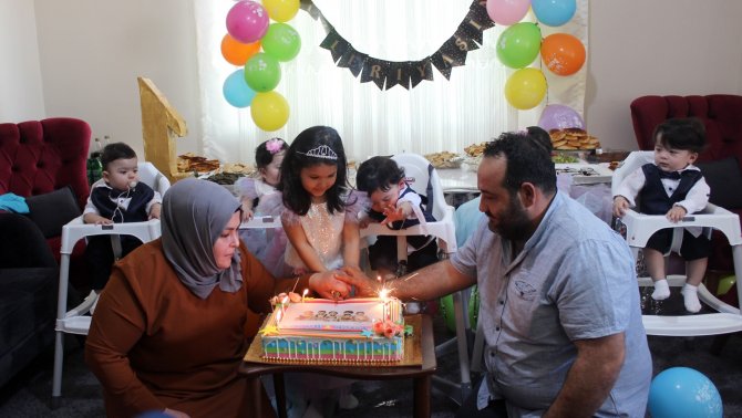 Bakan Selçuk’tan Hataylı Beşizlere Doğum Günü Pastası