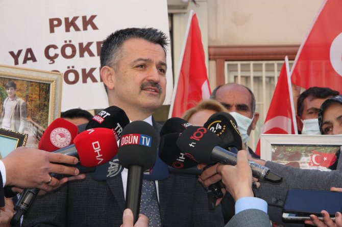 Tarım Ve Orman Bakanı Pakdemirli Evlat Nöbetindeki Ailelerle Buluştu