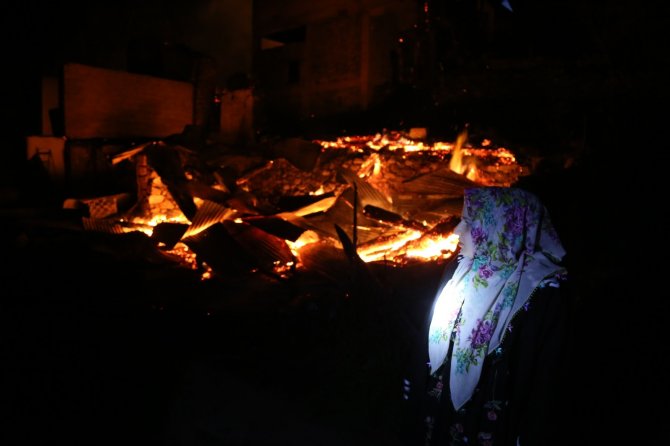 Artvin’in Ortaköy Köyünde Vatandaşlar Çaresizlik İçinde Evlerinin Yanmasını İzledi