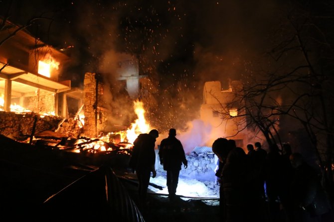 Artvin’in Ortaköy Köyünde Vatandaşlar Çaresizlik İçinde Evlerinin Yanmasını İzledi