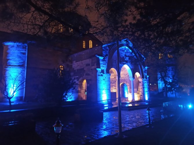 Trabzon’daki Ayasofya Camii Mavi Görüntüsü İle Büyüledi