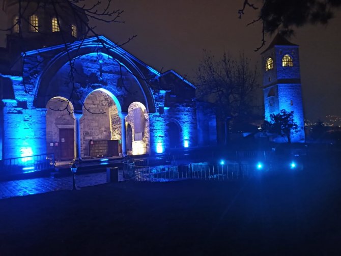 Trabzon’daki Ayasofya Camii Mavi Görüntüsü İle Büyüledi