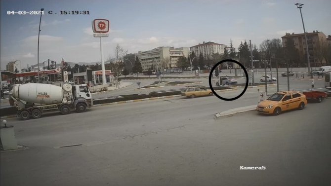 Ecel Yaya Geçidinde Yakaladı, Kaza Anı Saniye Saniye Kameraya Yansıdı