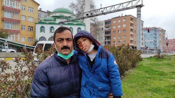 Sokak Köpeklerinin Saldırısına Uğrayan Çocuk Ölümden Kurtuldu