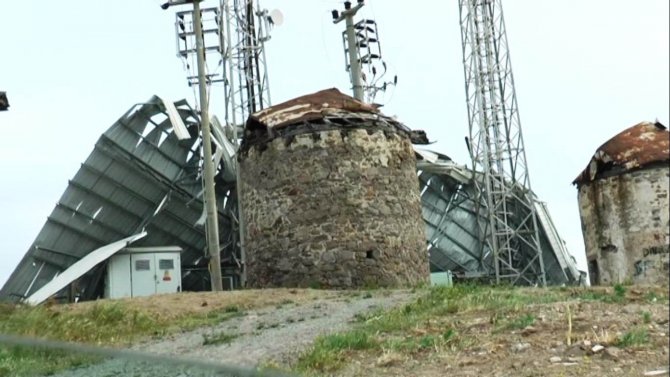 Bodrum’daki Fırtına Tonlarca Ağırlıktaki Çatıyı Metrelerce Uçurdu
