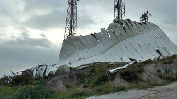 Bodrum’daki Fırtına Tonlarca Ağırlıktaki Çatıyı Metrelerce Uçurdu