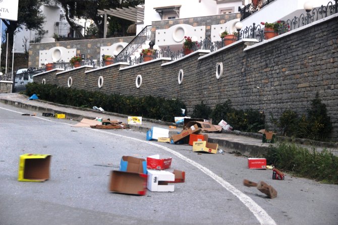 Bodrum’daki Fırtına Tonlarca Ağırlıktaki Çatıyı Metrelerce Uçurdu