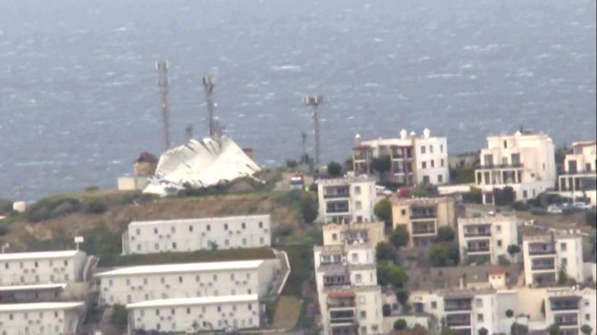 Bodrum’daki Fırtına Tonlarca Ağırlıktaki Çatıyı Metrelerce Uçurdu