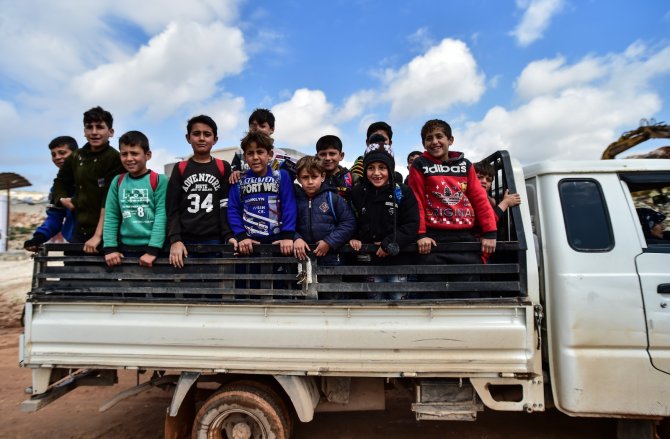 Suriye’de Çocuklar Tüm Zorluklara Rağmen Okula Gitmeye Devam Ediyor