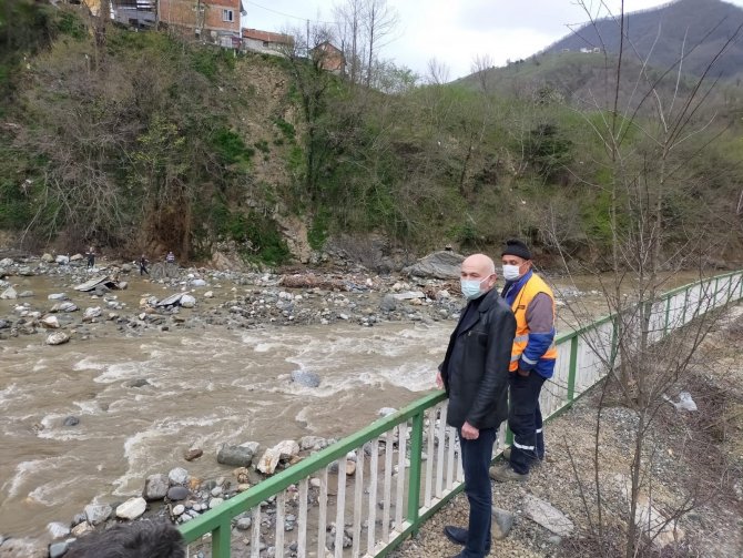 Giresun’da Dere Sularına Kapılan 2 Kişiden Biri Hayatını Kaybederken, Biri Yaralı Olarak Kurtarıldı
