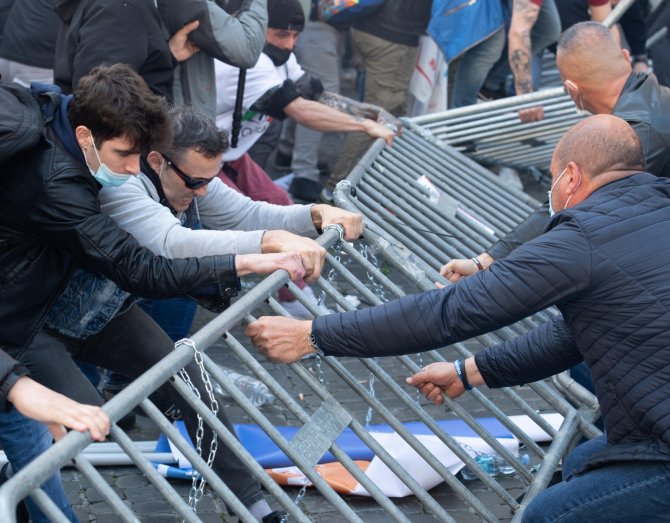 Roma’da Covid-19 Kısıtlamaları Protesto Edildi