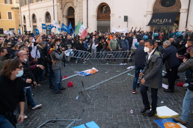 Roma’da Covid-19 Kısıtlamaları Protesto Edildi