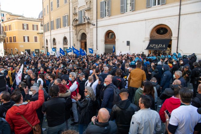 Roma’da Covid-19 Kısıtlamaları Protesto Edildi