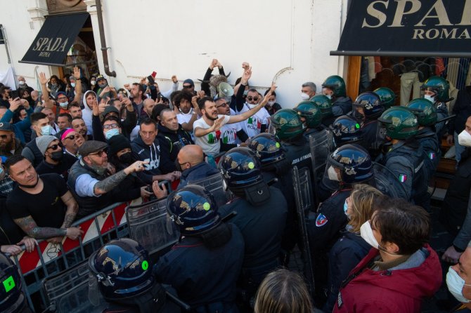 Roma’da Covid-19 Kısıtlamaları Protesto Edildi