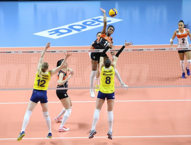 Sultanlar Ligi: Fenerbahçe Opet: 3 - Eczacıbaşı Vitra: 2