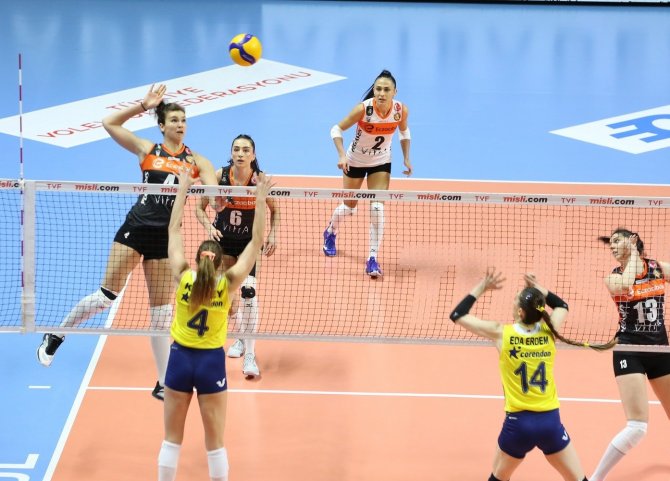 Sultanlar Ligi: Fenerbahçe Opet: 3 - Eczacıbaşı Vitra: 2