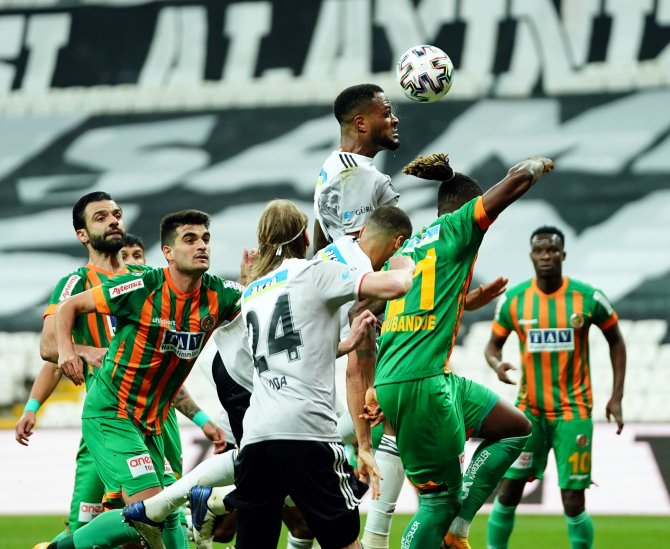 Süper Lig: Beşiktaş: 1 - Aytemiz Alanyaspor: 0 (İlk Yarı)