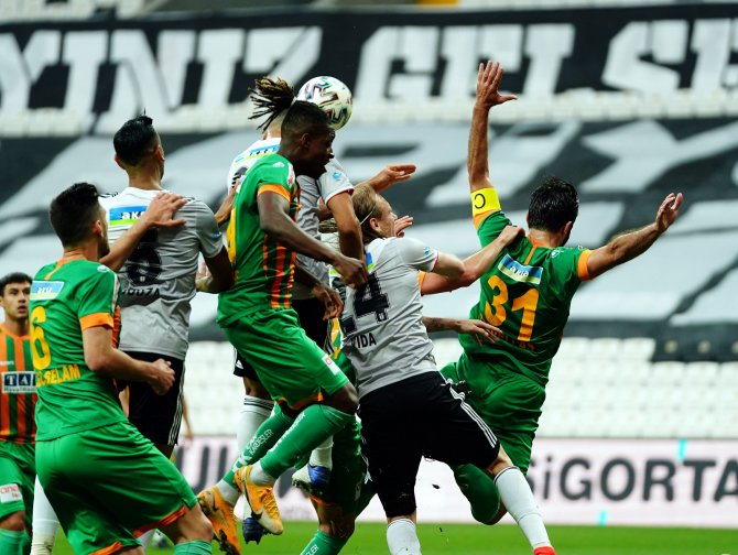 Süper Lig: Beşiktaş: 1 - Aytemiz Alanyaspor: 0 (İlk Yarı)