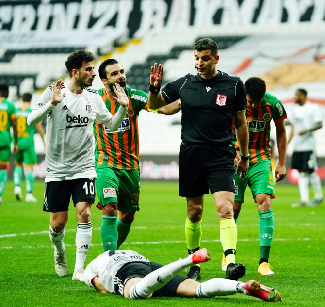 Süper Lig: Beşiktaş: 1 - Aytemiz Alanyaspor: 0 (İlk Yarı)