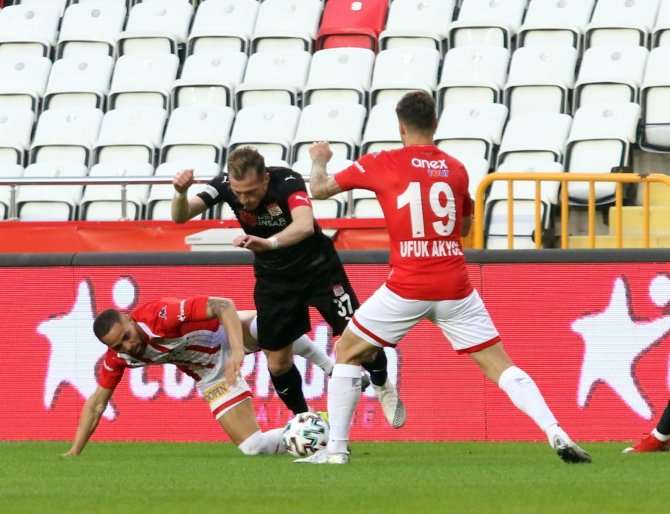 Süper Lig: Ft Antalyaspor: 1 - Dg Sivasspor:2 (İlk Yarı)
