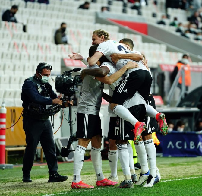 Cenk Tosun Golle Döndü