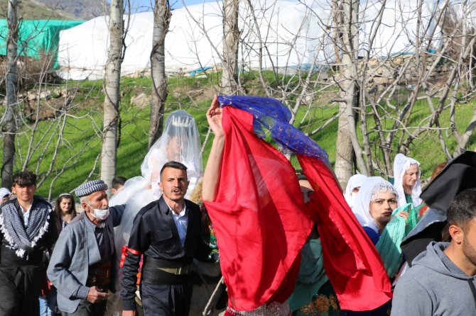 Şırnak’ta Unutulmaya Yüz Tutan Gelenek Yaşatılıyor: Gelini Ata Bindirip Damat Evine Götürdüler