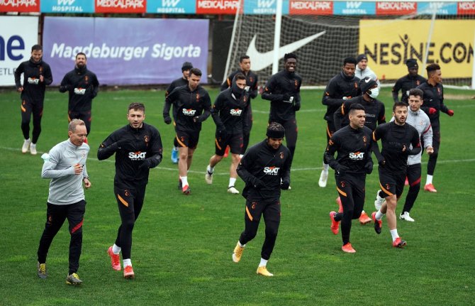 Galatasaray Yağmur Altında Çalıştı