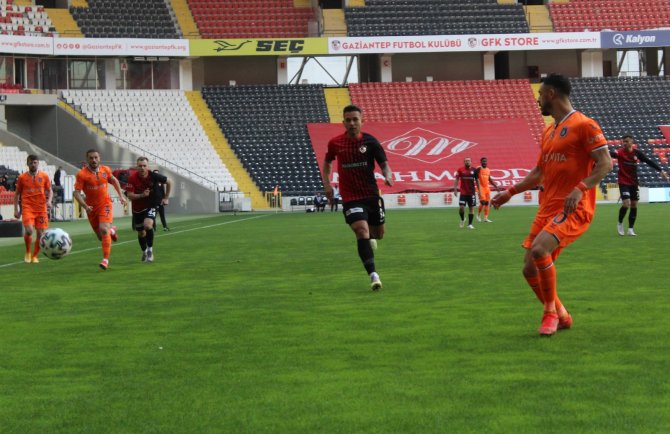 Süper Lig: Gaziantep Fk: 1 - Medipol Başakşehir: 0 (İlk Yarı)