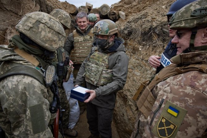 Zelenskiy, Gerilimin Hakim Olduğu Donbass’ta Askerlerle Bir Araya Geldi