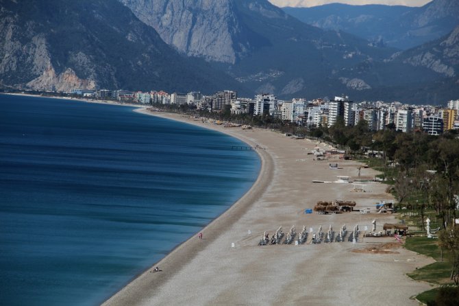 Kısıtlama Ve Rüzgar Antalya’yı Sessizliğe Bürüdü