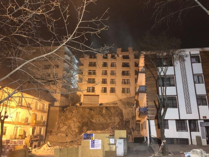 Ankara’da Açelya Apartmanının Çatısı Çöktü, Yıkım Çalışmaları Sabaha Kaldı
