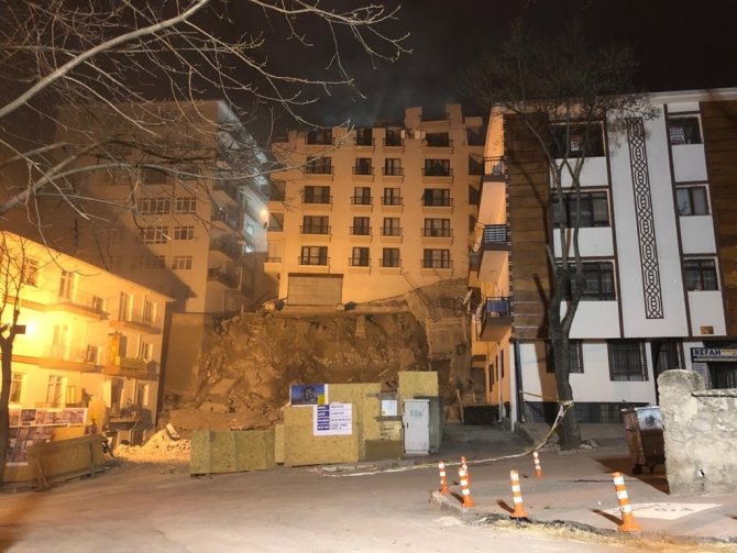 Ankara’da Açelya Apartmanının Çatısı Çöktü, Yıkım Çalışmaları Sabaha Kaldı