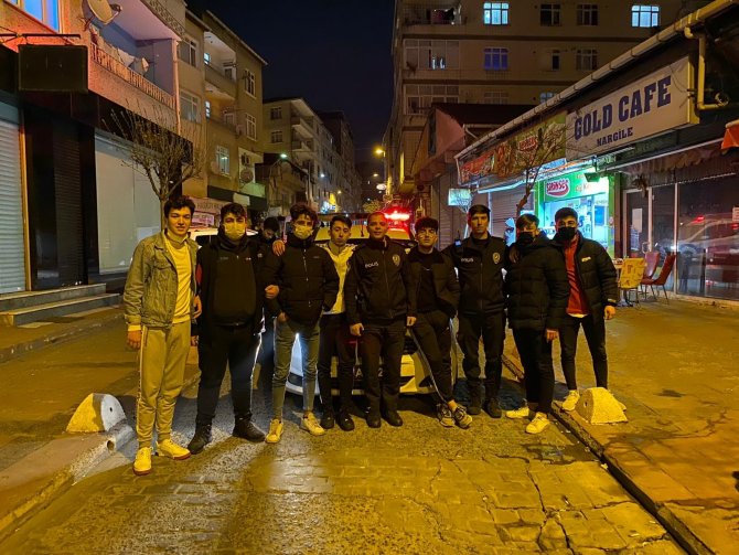 Beyoğlu’nda Kavga İhbarına Giden Polise Pasta Sürprizi