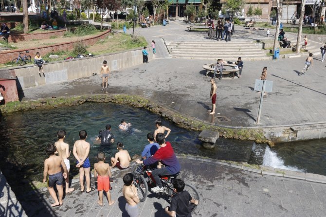 Diyarbakır’da Çocuklar Koronaya Aldırış Etmeden Süs Havuzunda Eğlendi