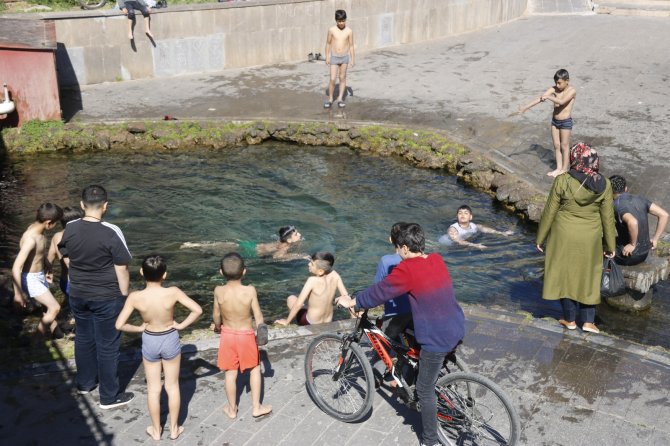 Diyarbakır’da Çocuklar Koronaya Aldırış Etmeden Süs Havuzunda Eğlendi