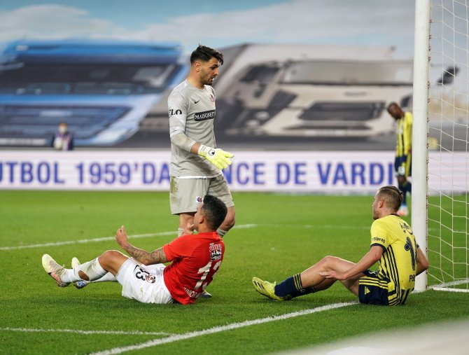Süper Lig: Fenerbahçe: 0 - Gaziantep Fk: 0 (İlk Yarı)