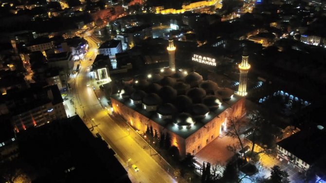 622 Yıllık Ulu Cami’ye Asılan Ramazan Mahyası Geceyi Aydınlattı