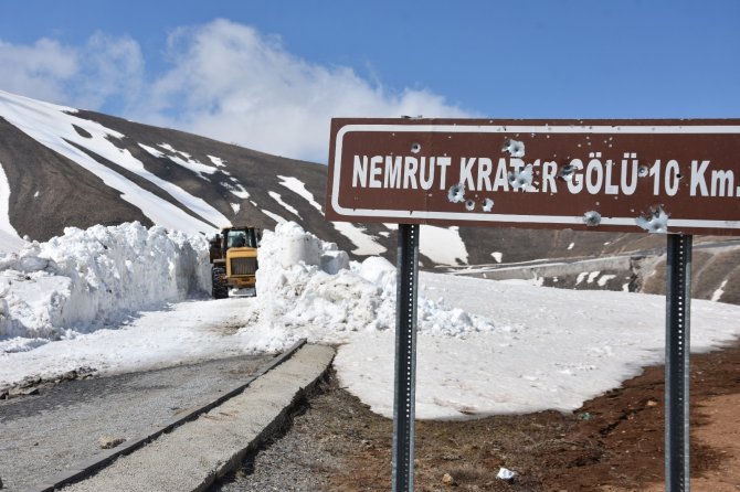Kar Kalınlığının 10 Metreyi Bulduğu Nemrut Krater Gölü’nün Yolunda Çalışma